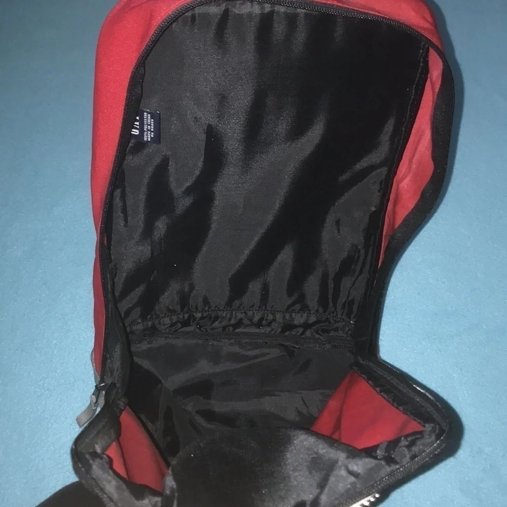 𝅺GAP sling bag red gray one main pocket, one mesh pocket with bungee cord area